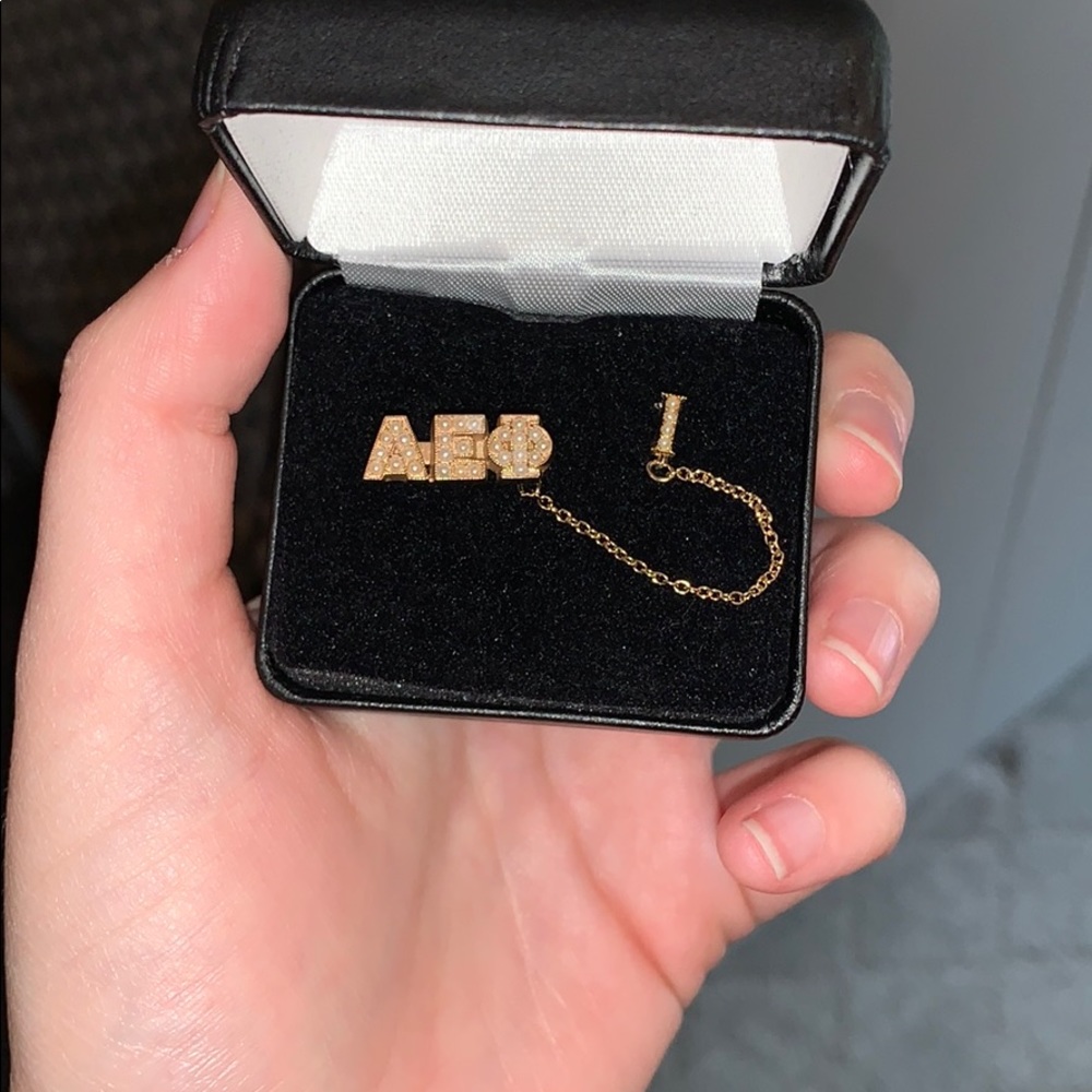 Pearl Aephi pin